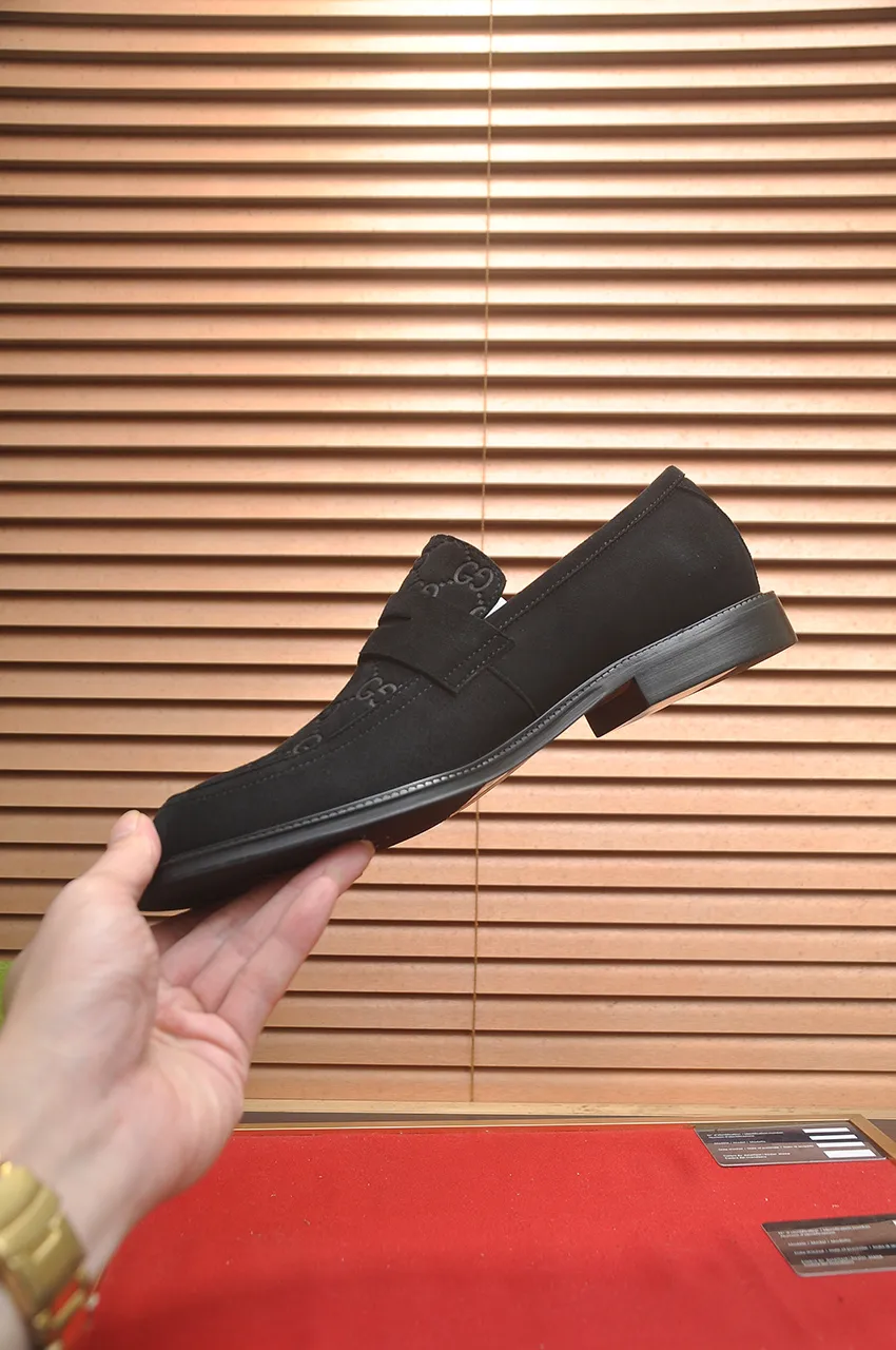 Men's shoes💰500💶Italy's top luxury men's shoe giant (GUCCI) (Gucci) (full cowhide lining) new arrival🍃Original European style🔰 Pleasant to the eye😍In order to make the shoes more durable and non-deformable🌀The production continues to follow traditional methods but there is still no lack of innovation💪Choose original sheepskin for the leather♻️ Smooth and natural And extra bright ⭐Made of imported cowhide, the first choice of rich people 38-45 (45 customized)